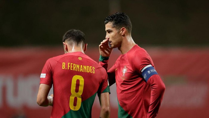BRAGA, PORTUGAL - SEPTEMBER 27: Bruno Fernandes of Portugal, Cristiano Ronaldo of Portugal  during the  UEFA Nations league match between Portugal  v Spain  at the Estadio Municipal de Braga on September 27, 2022 in Braga Portugal (Photo by David S. Bustamante/Soccrates/Getty Images)