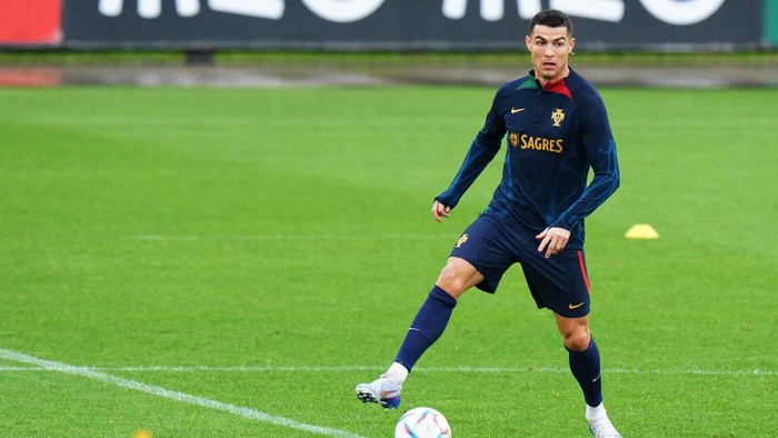 OEIRAS, PORTUGAL - NOVEMBER 15: Cristiano Ronaldo of Portugal in action during the Portugal training session at Cidade do Futebol FPF on November 15, 2022 in Oeiras, Portugal.  (Photo by Gualter Fatia/Getty Images)