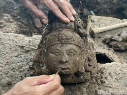 Ekskavasi Candi di Pasuruan Temukan Kepala Manusia Berbadan Burung-Raksasa