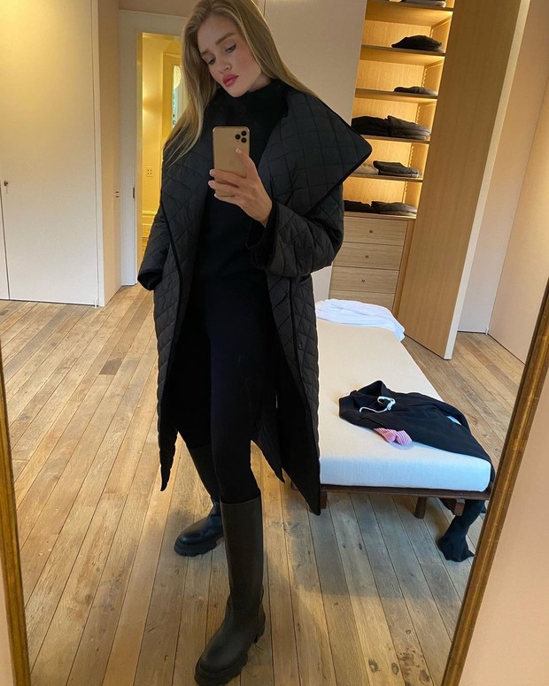 Foto: instagram.com/rosiehw Gaya Rosie Huntington Whiteley/