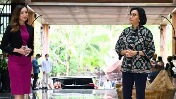 7 Gaya Sri Mulyani Pakai Sneakers di KTT G20, Dipadu Batik dan Tenun