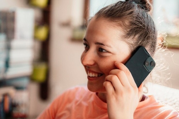 Ilustrasi bermain media sosial/ Foto: Freepik.com/alexuhrin95 Ilustrasi bermain media sosial/ Foto: Freepik.com/alexuhrin95