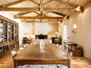 Nggak Cukup Pakai Air, Begini Cara yang Benar Bersihkan Meja Kayu