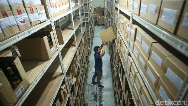Intip Kesibukan Gudang Logistik di Depok