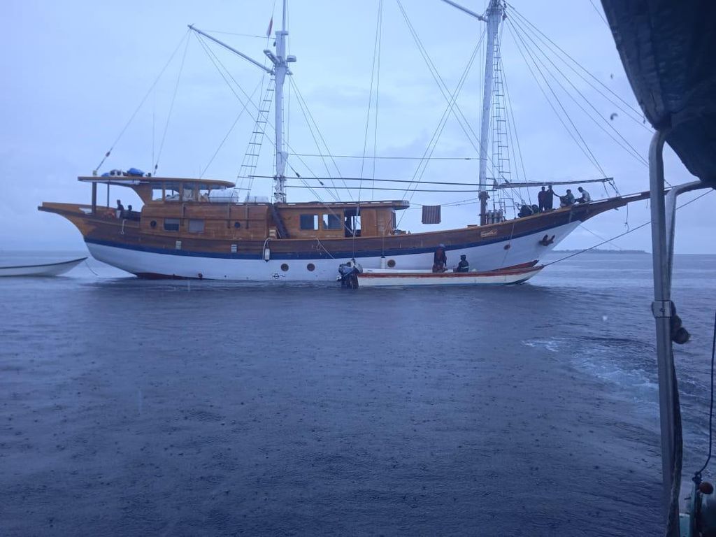 Kapal Phinisi Bawa Turis Kandas di Raja Ampat, Penumpang Dievakuasi