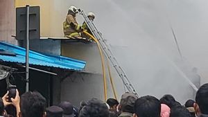 Potret Asap Membubung saat Damkar Padamkan Kebakaran Pasar Asemka