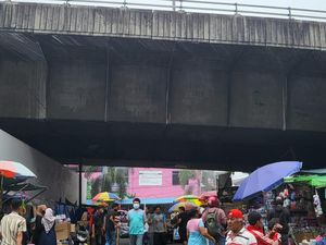 Kebakaran Pasar Pagi Asemka, Pedagang Panik Pindahkan Lapak