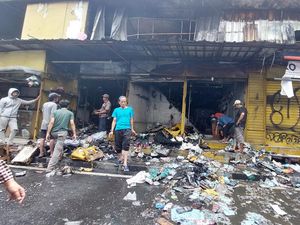 Kebakaran Pasar Pagi Asemka Padam, Barang Dagangan Hangus Berserakan Kebakaran Pasar Pagi Asemka Padam, Barang Dagangan Hangus Berserakan