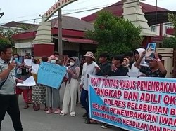 Keluarga Warga yang Ditembak Polisi Demo di Polres Pelabuhan Belawan