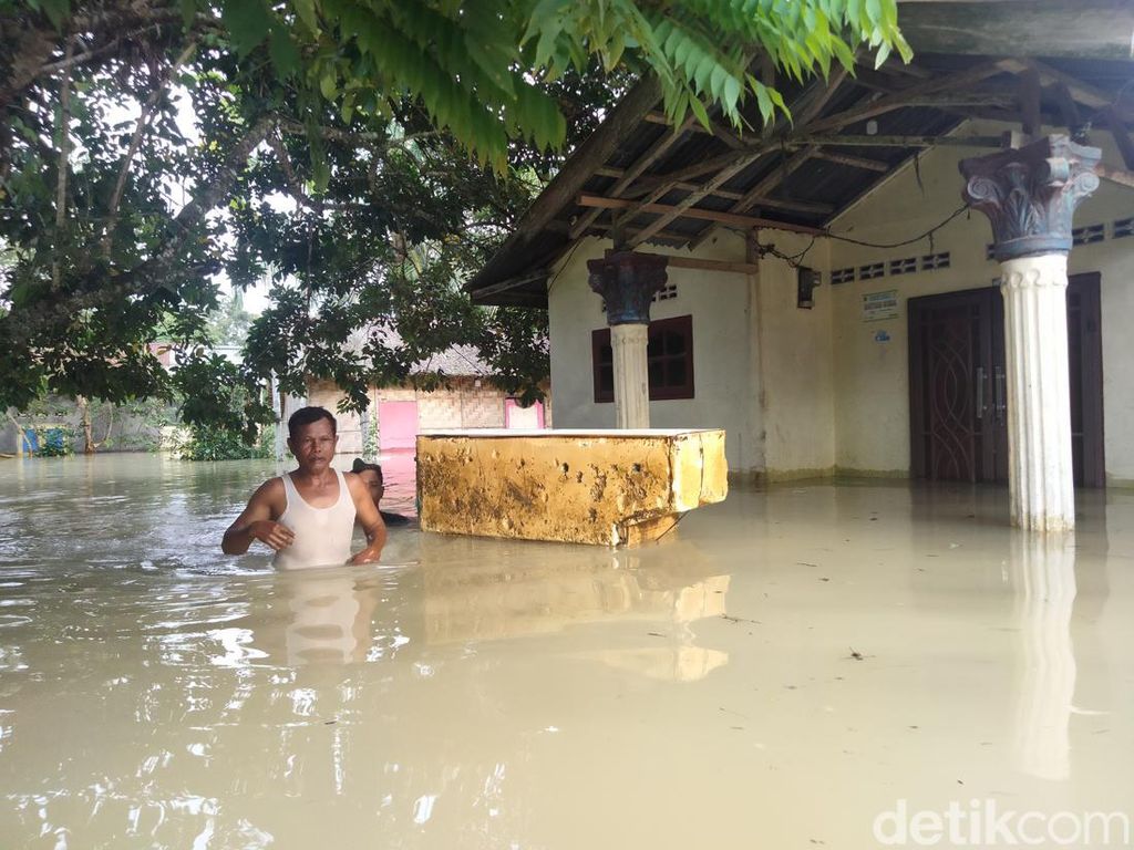 Banjir Rendam Rumah Warga Batu Bara Akibat Tanggul Pecah