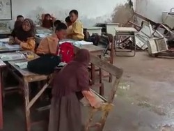 Prihatin! Siswa SD Sumenep Basah Kehujanan Saat Belajar gegara Atap Bocor