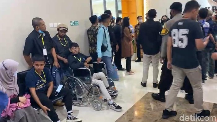 Korban tragedi Kanjuruhan menyambangi Bareskrim Polri. Mereka hendak meminta keadilan dan membuat laporan terkait peristiwa yang menewaskan 135 orang itu. (Wildan N/detikcom)