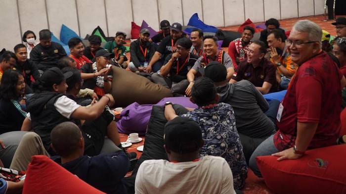 Lihat Lagi Momen Hangat Ketum PSSI Lesehan Bareng Komunitas Suporter Ketum PSSI Iwan Bule terlihat duduk bareng sejumlah komunitas suporter. Momen tersebut terlihat sangat intim.