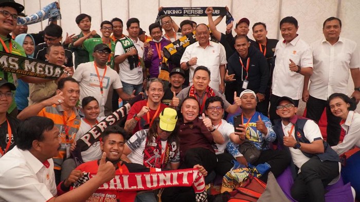 Lihat Lagi Momen Hangat Ketum PSSI Lesehan Bareng Komunitas Suporter Ketum PSSI Iwan Bule terlihat duduk bareng sejumlah komunitas suporter. Momen tersebut terlihat sangat intim.