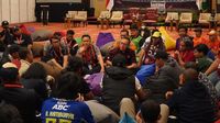 Lihat Lagi Momen Hangat Ketum PSSI Lesehan Bareng Komunitas Suporter