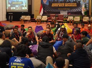 Lihat Lagi Momen Hangat Ketum PSSI Lesehan Bareng Komunitas Suporter