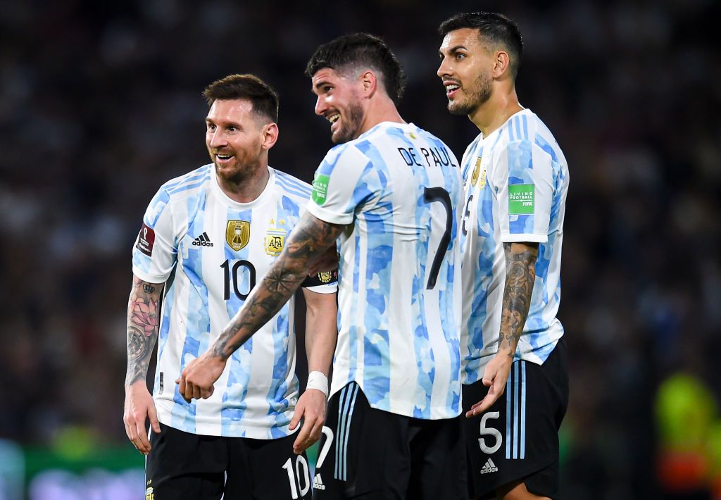 BUENOS AIRES, ARGENTINA - MARCH 25: Lionel Messi, Rodrigo De Paul and Leandro Paredes of Argentina smiles during the FIFA World Cup Qatar 2022 qualification match between Argentina and Venezuela at Estadio Alberto J. Armando on March 25, 2022 in Buenos Aires, Argentina. (Photo by Marcelo Endelli/Getty Images)