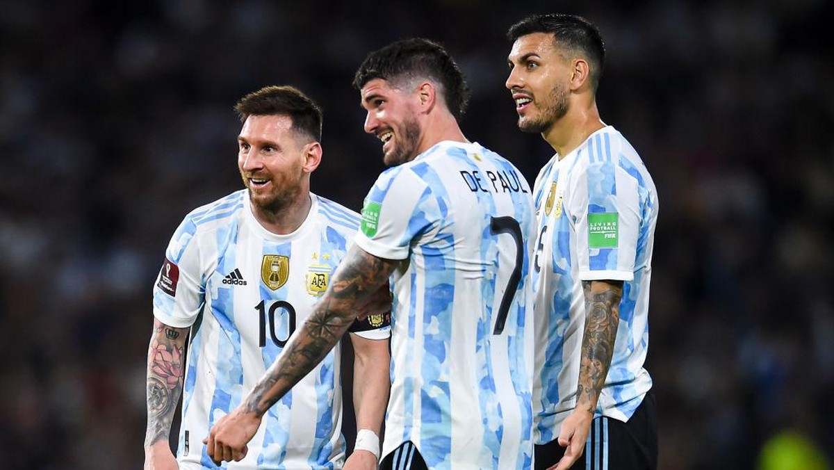 Lionel Messi, Rodrigo De Paul, dan Leandro Paredes di timnas Argentina. Foto: Getty Images/Marcelo Endelli