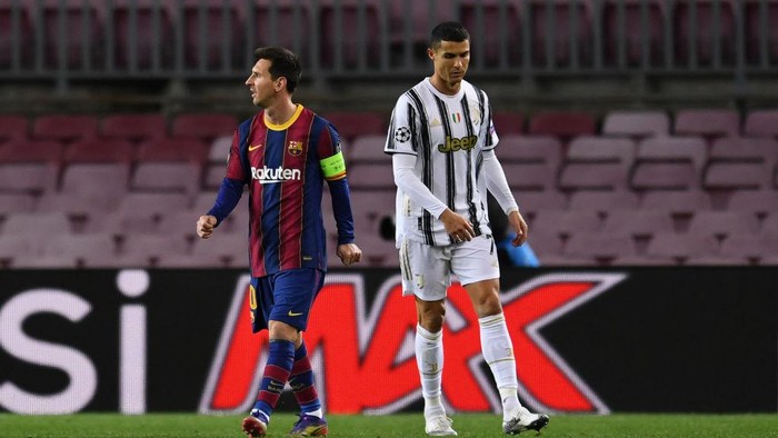 BARCELONA, SPAIN - DECEMBER 08: Lionel Messi of Barcelona (L) and Cristiano Ronaldo of Juventus F.C. (R) look on during the UEFA Champions League Group G stage match between FC Barcelona and Juventus at Camp Nou on December 08, 2020 in Barcelona, Spain. Sporting stadiums around Spain remain under strict restrictions due to the Coronavirus Pandemic as Government social distancing laws prohibit fans inside venues resulting in games being played behind closed doors. (Photo by David Ramos/Getty Images)