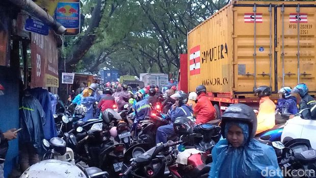 Macet di Jalan Ir Sutami menuju arah simpang lima atau Maros.