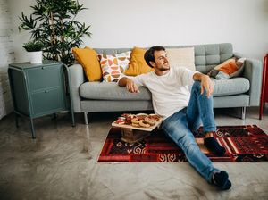 Rasulullah SAW Melarang Makan dan Minum Sambil Bersandar, Ini Alasannya!