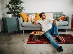 Rasulullah SAW Melarang Makan dan Minum Sambil Bersandar, Ini Alasannya!