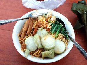 Makin Aneh, Kini Muncul Sekte Makan Mie Ayam Pakai Lontong Makin Aneh, Kini Muncul Sekte Makan Mie Ayam Pakai Lontong