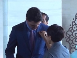 Kala Menlu Retno Betulkan Pin G20 PM Inggris dan PM Kanada yang Terbalik