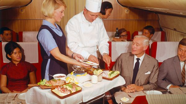Mewahnya Penampakan Makanan Pesawat Zaman Dulu yang Mewah dan Beragam