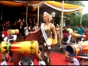 Warga Berebut Tumpeng Lanang Wadon-Miss Universe Nari di HUT Tulungagung Warga Berebut Tumpeng Lanang Wadon-Miss Universe Nari di HUT Tulungagung