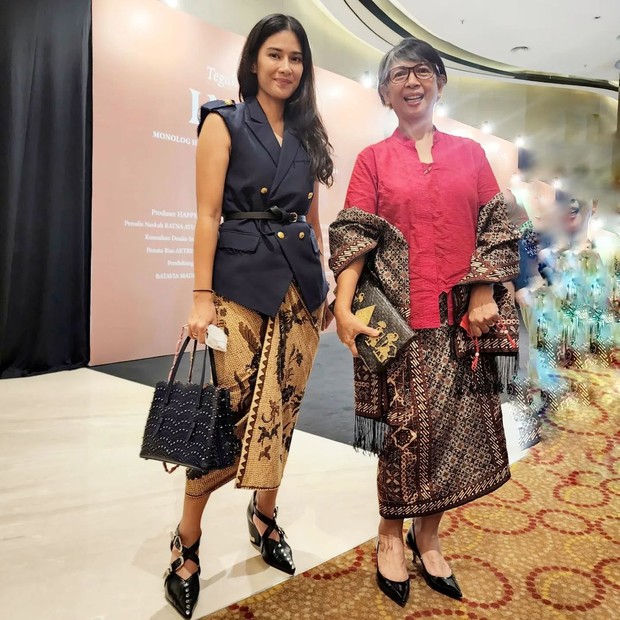 Gaya kondangan pakai batik ala artis Indonesia