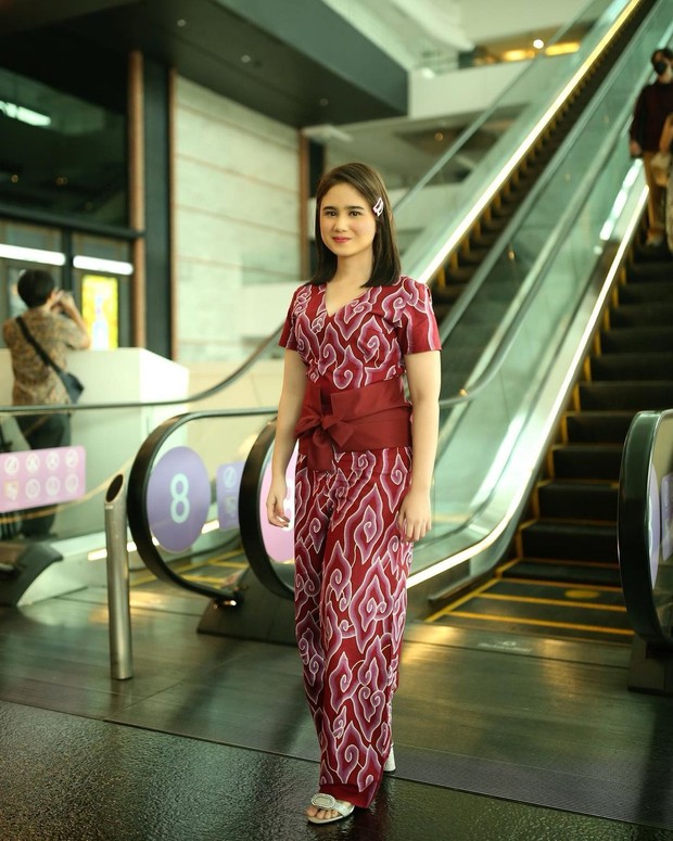 Gaya kondangan pakai batik ala artis Indonesia