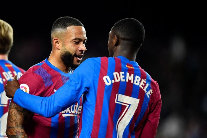 Barcelonas Dutch forward Memphis Depay (L) celebrates with Barcelonas French forward Ousmane Dembele after scoring a goal during the Spanish league football match between FC Barcelona and Athletic Club Bilbao at the Camp Nou stadium in Barcelona on February 27, 2022. (Photo by Pau BARRENA / AFP) (Photo by PAU BARRENA/AFP via Getty Images)