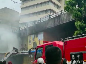 Ada Kebakaran di Kolong, Flyover Asemka Masih Dilintasi Kendaraan