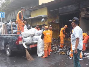 Pasukan Oranye-Warga Bereskan Puing Sisa Kebakaran Pasar Pagi Asemka Pasukan Oranye-Warga Bereskan Puing Sisa Kebakaran Pasar Pagi Asemka