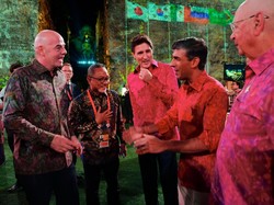 Kronologi YouTuber Inggris Mayhar Tousi Dihujat Netizen Usai Diduga Hina Endek Bali