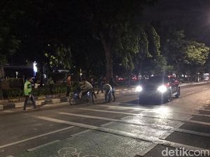 Jalan Dekat Tugu Tani Licin gegara Tumpahan Semen, Pemotor Berjatuhan! Jalan Dekat Tugu Tani Licin gegara Tumpahan Semen, Pemotor Berjatuhan!