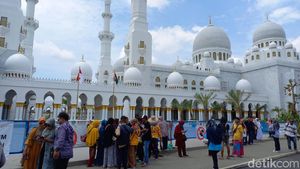 Potret Masjid Sheikh Zayed Ramai Diserbu Penggembira Muktamar Muhammadiyah