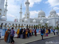 Potret Masjid Sheikh Zayed Ramai Diserbu Penggembira Muktamar Muhammadiyah