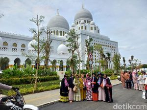 Ramai-ramai Penggembira Muktamar Muhammadiyah Datangi Masjid Sheikh Zayed Ramai-ramai Penggembira Muktamar Muhammadiyah Datangi Masjid Sheikh Zayed