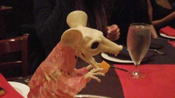 10 Makanan Ini Disajikan dengan Cara Ekstrem, Berani Coba?