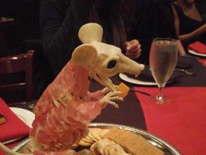 10 Makanan Ini Disajikan dengan Cara Ekstrem, Berani Coba?