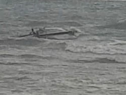 Dua Perahu Nelayan Tuban Karam Diterjang Ombak di Lamongan