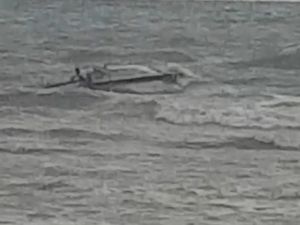 Dua Perahu Nelayan Tuban Karam Diterjang Ombak di Lamongan Dua Perahu Nelayan Tuban Karam Diterjang Ombak di Lamongan