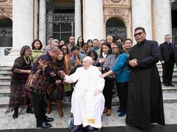 PWKI Beri Hadiah Khusus ke Paus Fransiskus di Vatikan