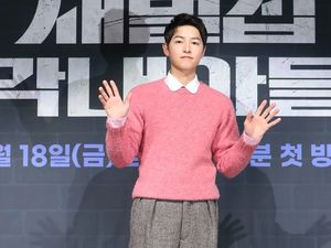 Gaya Song Joong Ki di Promosi Reborn Rich Disebut Aneh, Celana Bikin Salfok