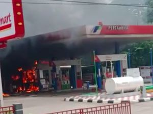 Angkot Terbakar di SPBU Tenjo Bogor Akibat Korsleting Usai Isi BBM Angkot Terbakar di SPBU Tenjo Bogor Akibat Korsleting Usai Isi BBM