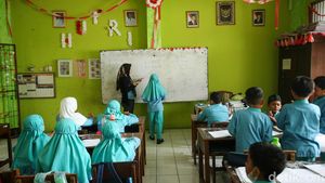 Potret Siswa SDN 1 Pocin Belajar Tanpa Guru di Tengah Polemik Relokasi