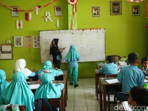 Potret Siswa SDN 1 Pocin Belajar Tanpa Guru di Tengah Polemik Relokasi