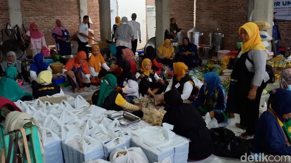 Penampakan Sibuknya Dapur Umum Muktamar Muhammadiyah di Solo